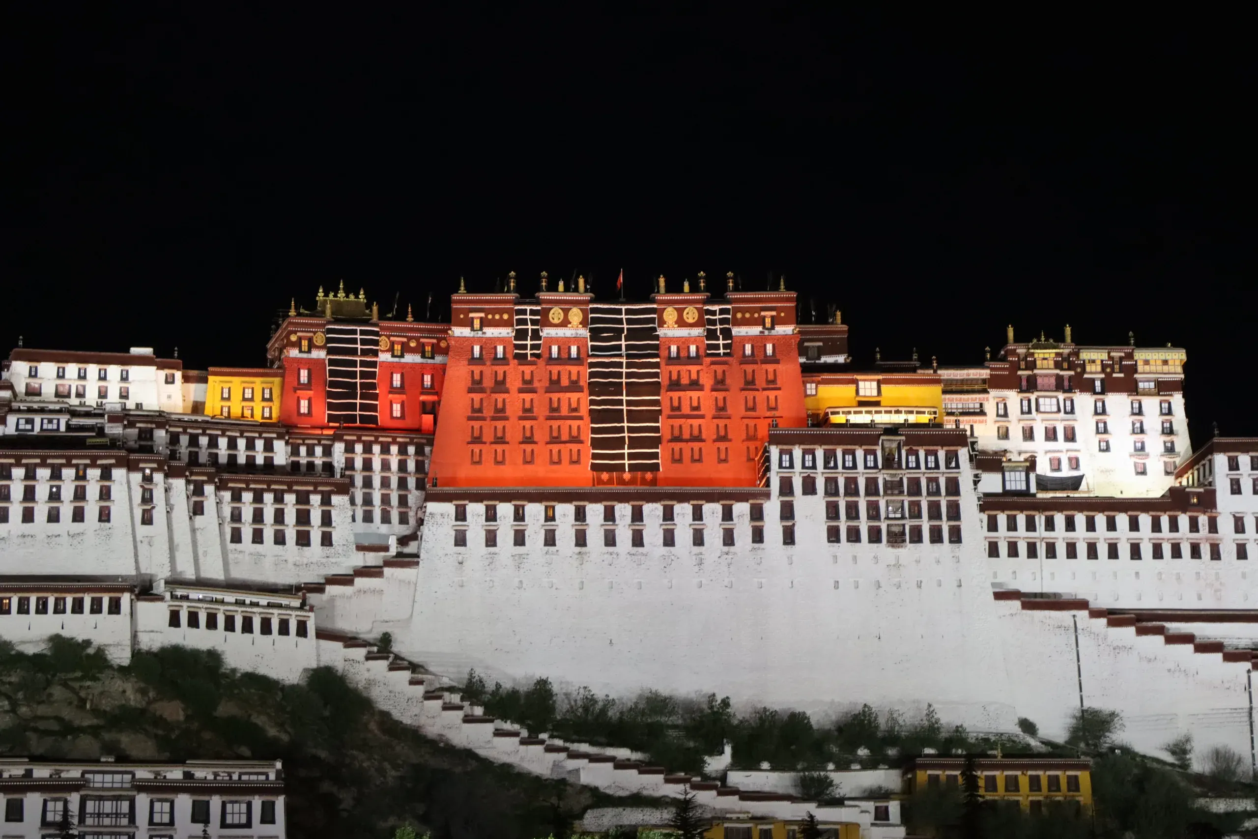 夜色中的布达拉宫正面建筑