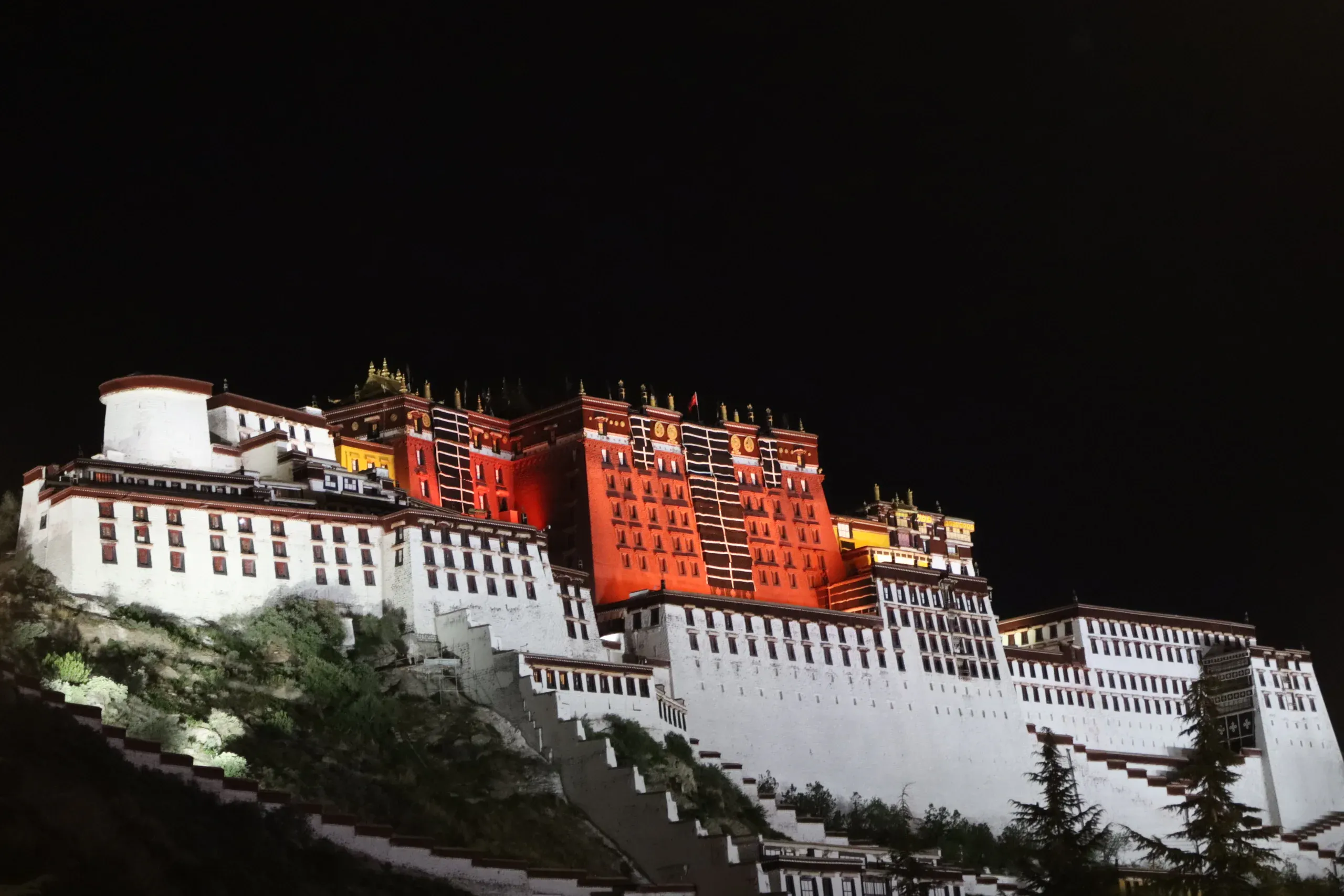 黑色夜空下被灯光照亮的布达拉宫